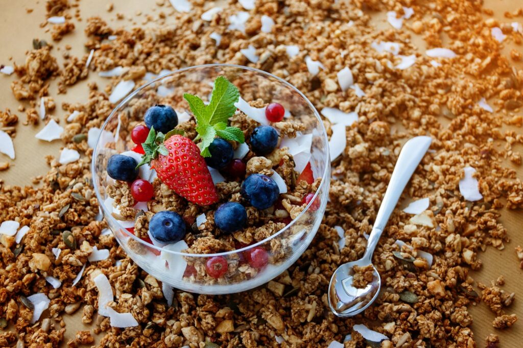 Eine Schale Müsli mit Obst